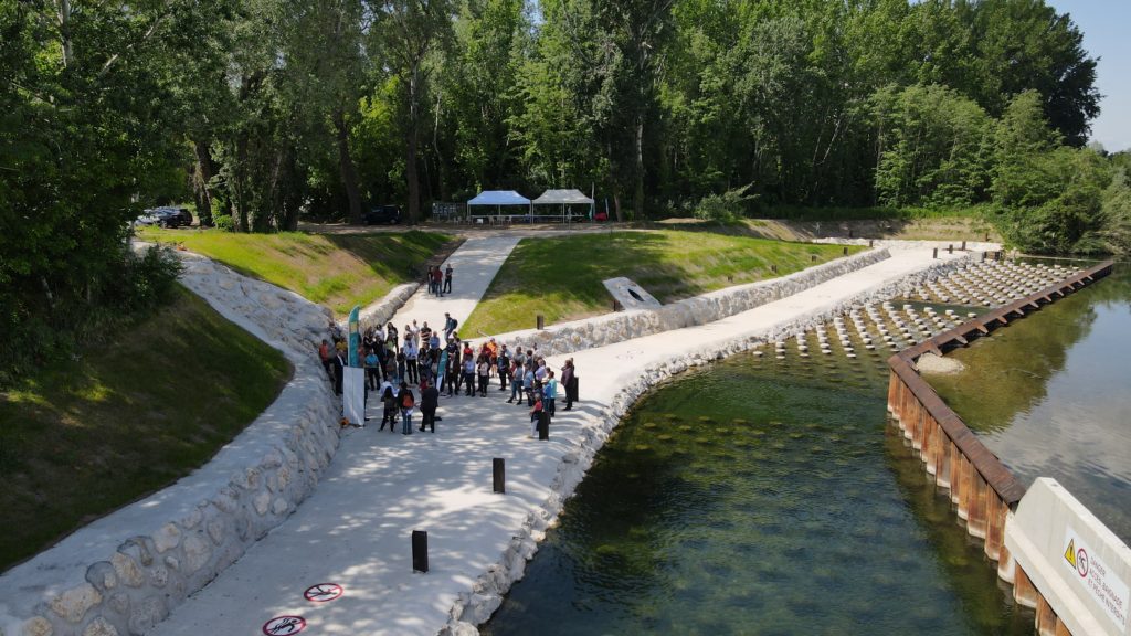 Inauguration de la nouvelle passe à poissons du seuil de Remoulins le 9 mai 2022. Photographie par drone