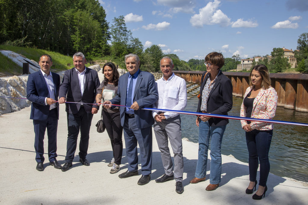 Inauguration de la nouvelle passe à poissons du seuil de Remoulins le 9 mai 2022. Coupé du ruban inaugural