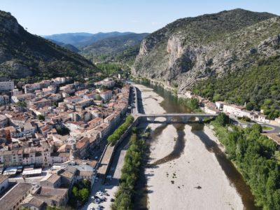 Vue aérienne du Gardon, et des ouvrages de protection contre les inondations, dans la traversée d'Anduze - EPTB Gardons