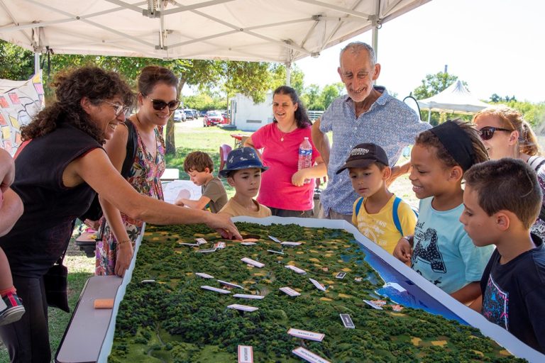 Maquette pédagogique sur l'eau et le territoire (Graine de Jade - CPIE) - Animation organisée par l'EPTB Gardons lors du Festival de l'eau Emergences en septembre 2022