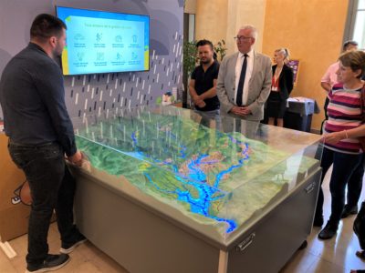 Présentation d'une maquette pédagogique sur le risque inondation, lors du vernissage de l'exposition « rétrospective mémorielle des inondations de 2002 »